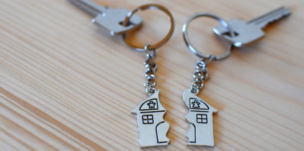 Two,Keys,With,Splitted,Broken,Key,Rings,With,Pendant,In uitsluiting verdeling